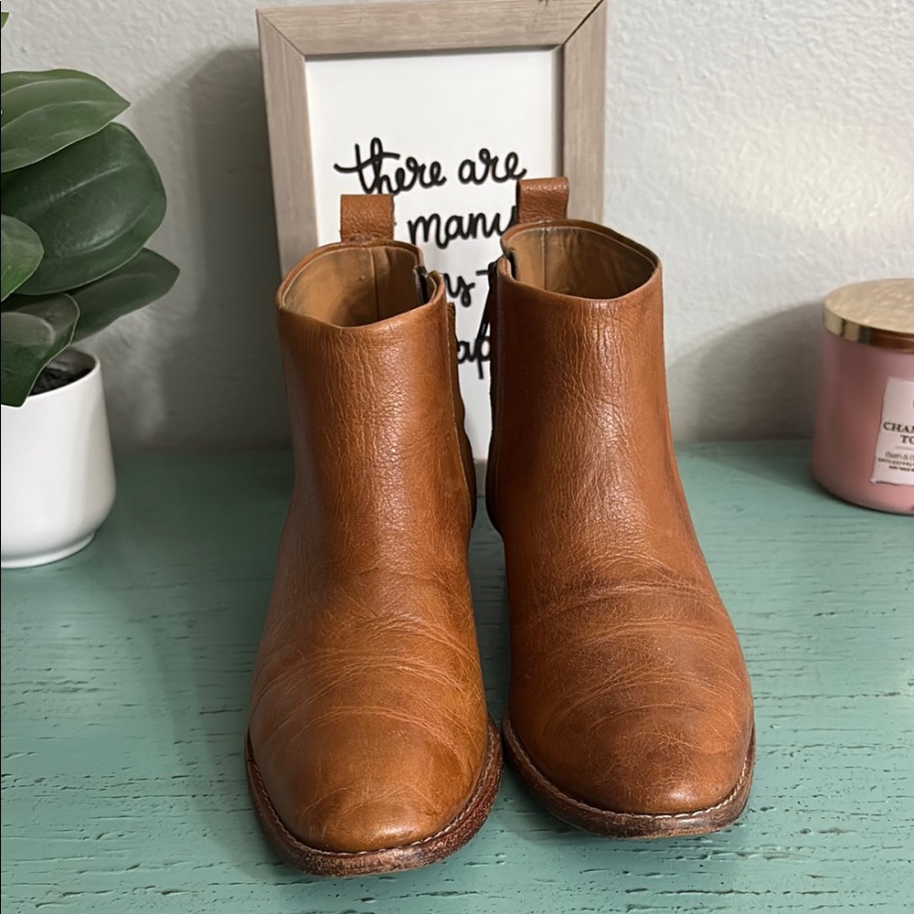 Stylish Tan Leather Ankle Boots Ariana Bohling Boots SZ 9 box 103